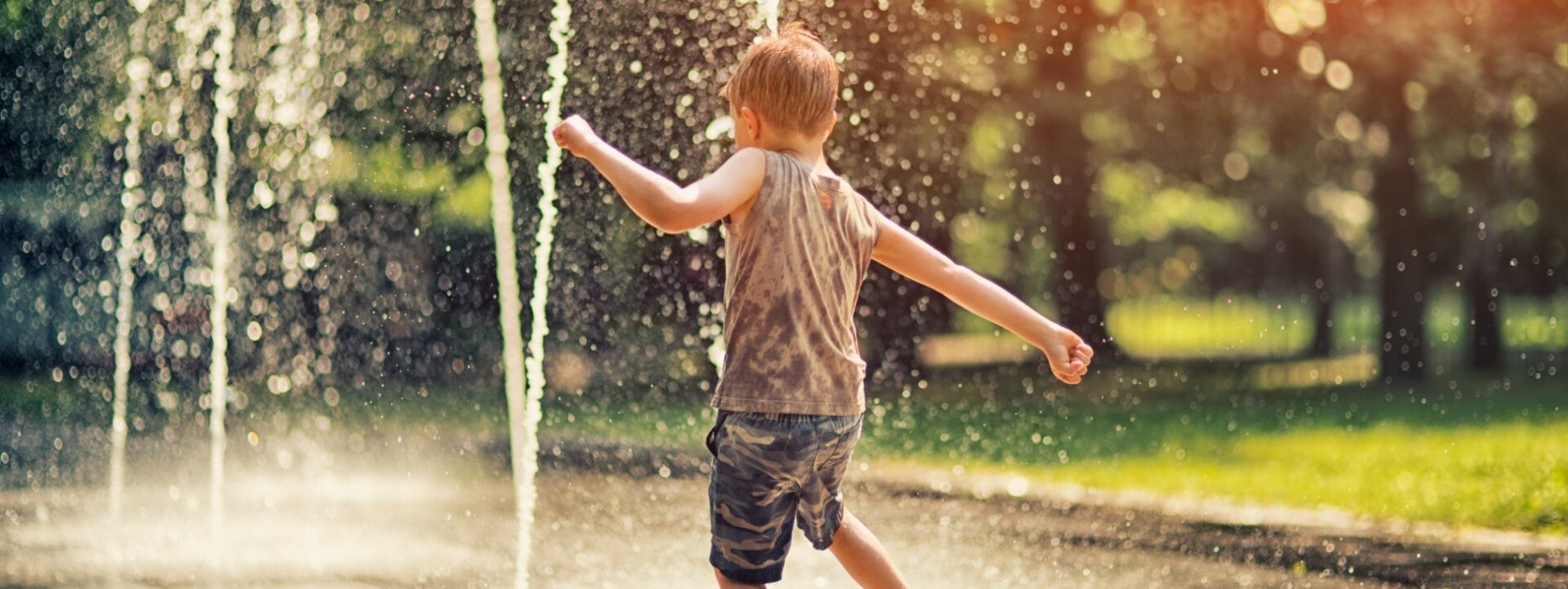 niño jugando bajo la lluvia a:care