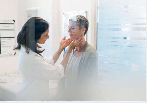 doctor examinando tiroides de paciente