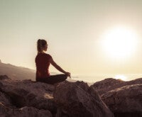 mujer meditando