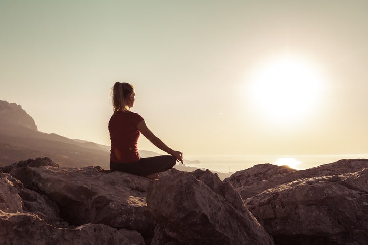mujer meditando