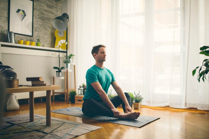 hombre meditando para mejorar la migraña