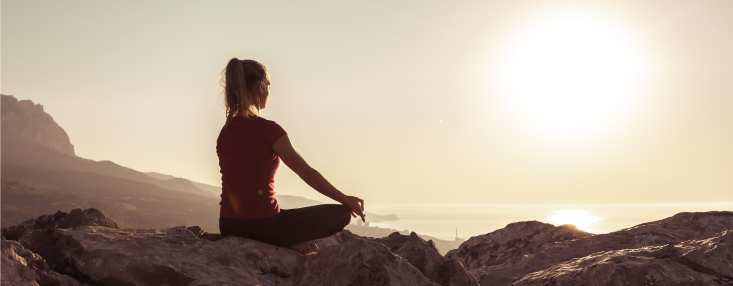 mujer meditando para mejorar su migraña