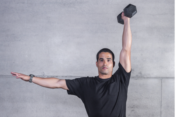 hombre realizando ejercicio para dolor de hombro