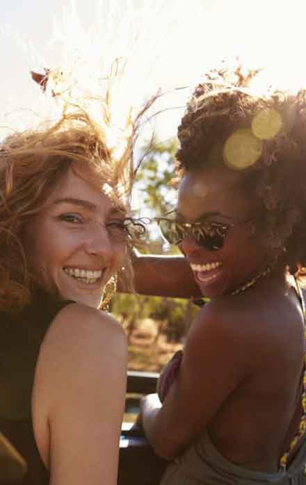 mujeres felices en un carro
