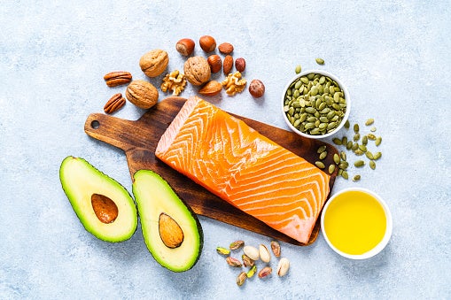 salmon, aguacate, semillas y aceites naturales para la nutrición prenatal