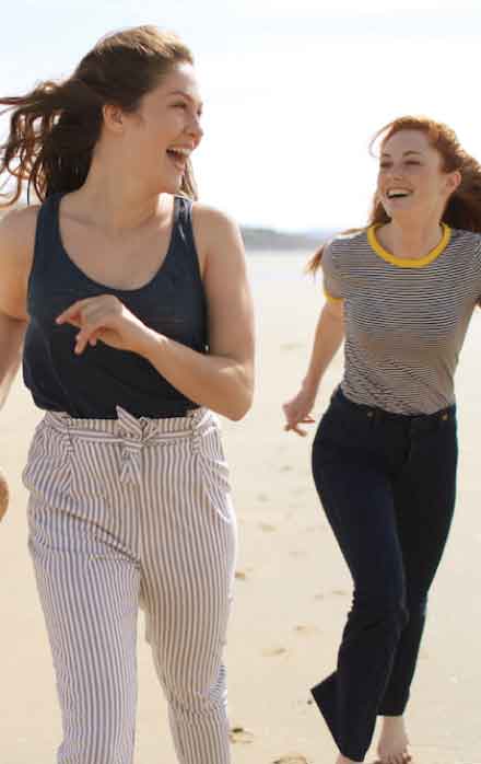 mujeres corriendo en la playa