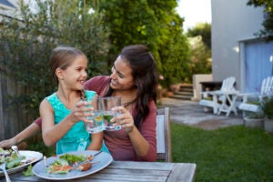 mother & daughter toasting in water with lime habitos que previenen la eda