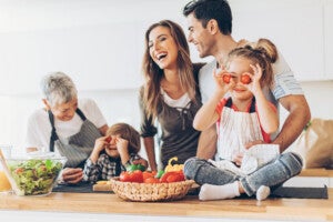 Multi-generation family having fun in the kitchen familia feliz
